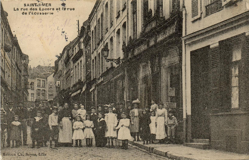 Cette rue tient son nom du fait que de nombreux armuriers y ont eu leur enseigne. On aperçoit au loin la rue de L'Ecusserie.